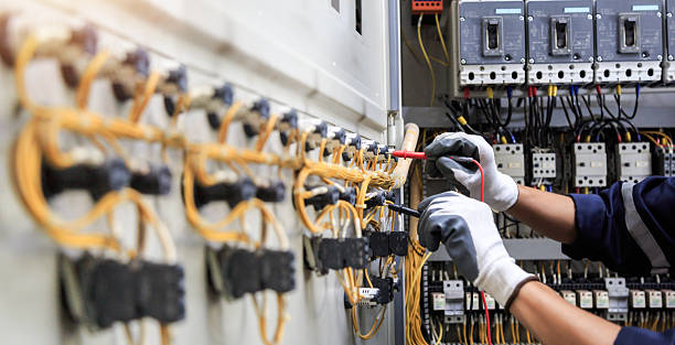 Professional Electrician technician working in Deer Park, IL
